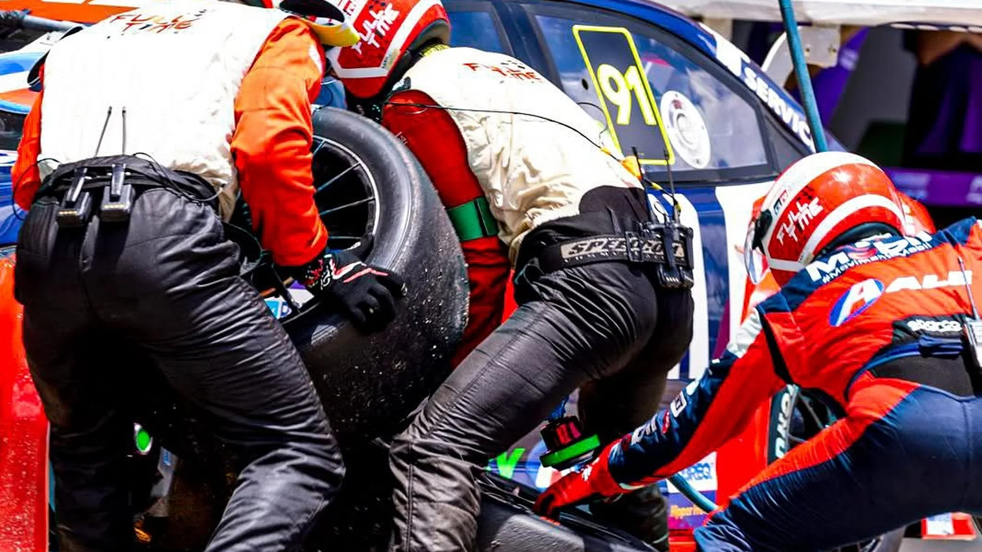 Pit stop da equipe Full Time, com três mecânicos trocando pneu